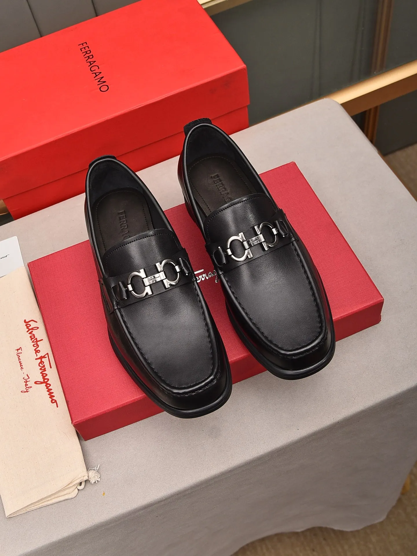 Men's shoes 💰: 500 Brand: Ferragamo Size: Men's size 38/44 (45 can be customized) Grade: Same style as the official website High-end quality men's shoes Material: Original first-layer calfskin Water-dyed cowhide lining Original outsole Style categories: Men's fashionable formal business casual leather shoes Slip-on men's shoes high-top series Young fashion European and American trends British style Casual matching Comfortable feet
